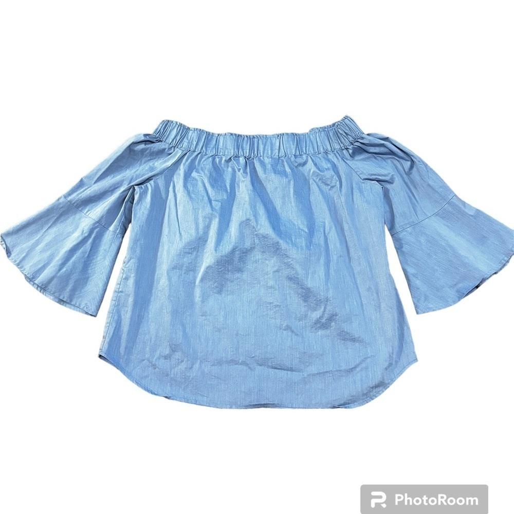 New York & Company Chambray off shoulder top. New without tags. Size Small.